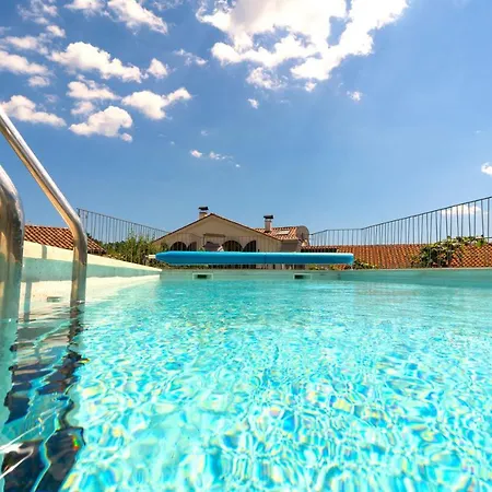 Salvia - House With Pool -